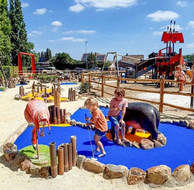 kinderen minigolf spelen buiten bij de minigolf